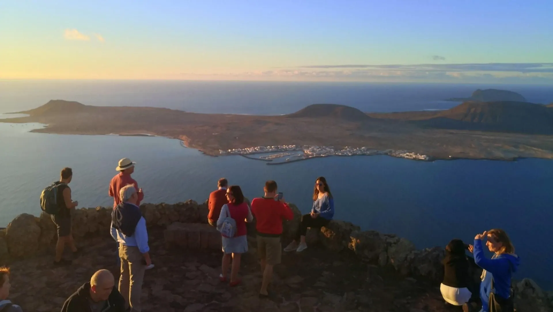 Vue Sur Lile De La Graciosa Et Randonneurs Au Mirador Del Rio A Lanzarote C David Praire - Espagne © David Praire