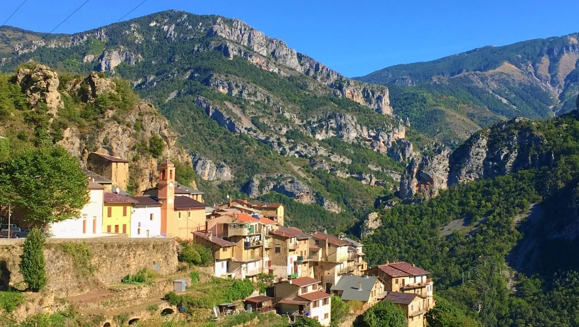 Vue Sur Un Village Perche De La Vallee De La Haute Roya C Willy Valette - France © Willy Valette