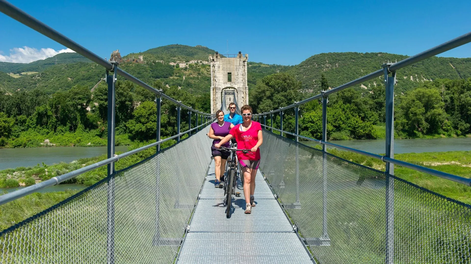 Village au bord du Rhône - ViaRhôna - France