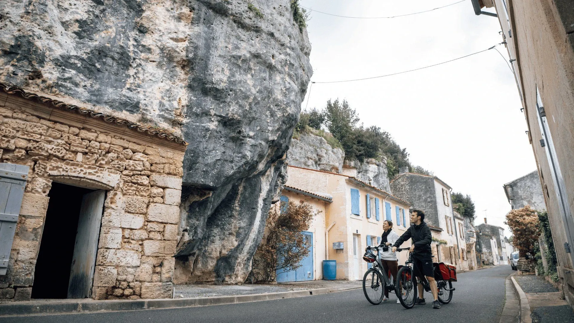 Village de Saint-Savinien sur la Flow Vélo - Charente-Maritime - France