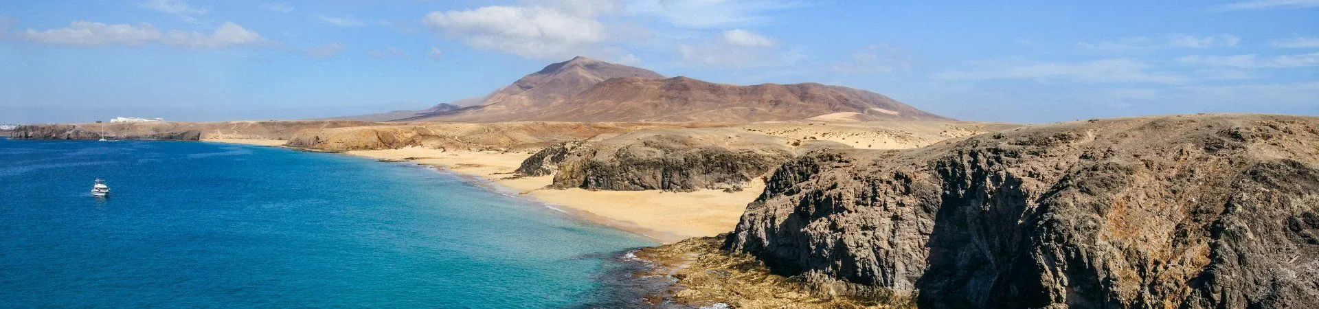 Plage volcanique et montagne aride - Lanzarote - Iles Canaries