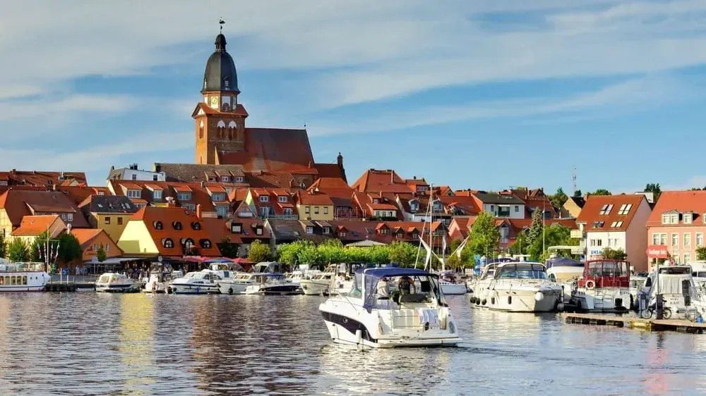 Waren Muritz Waren Hafen Mit St Georgenkirche C Office National Allemand Du Tourisme - Allemagne