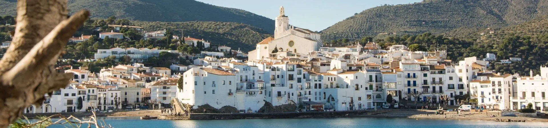 Village blanc de Cadaques au bord de la mer - Costa Brava - Espagne