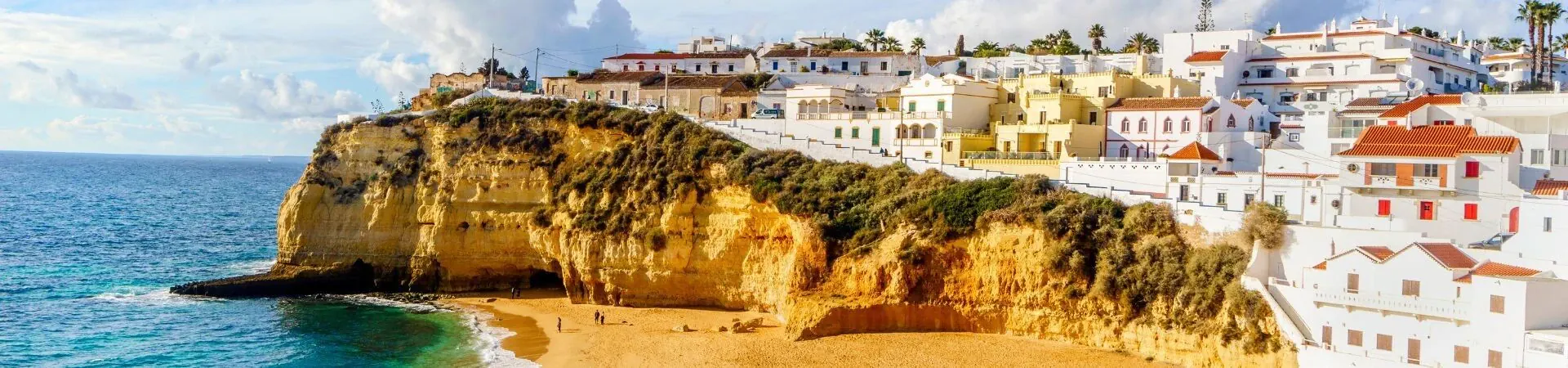 Village blanc sur falaise au bord de mer - Carvoeiro - Algarve