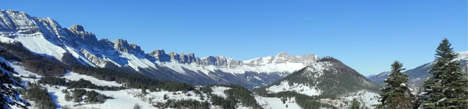 Panorama hivernal sur les montagnes enneigées - Trièves - Vercors