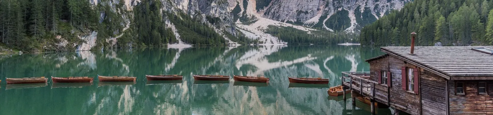Barques sur le lac de Braies - Dolomites - Italie - wooden-boats-on-lake-braies-dolomites-italy-2