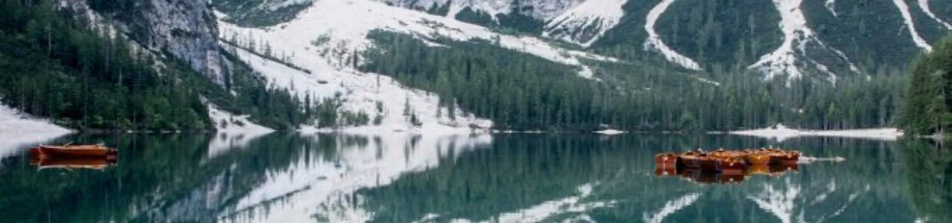 Barques en bois sur le lac de Braies - Dolomites - Italie