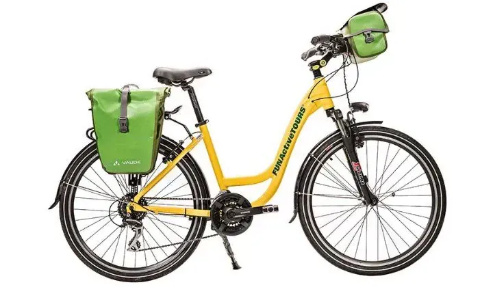 Velo de randonnee femme jaune avec sacoches vertes - Circuit Venise-Porec